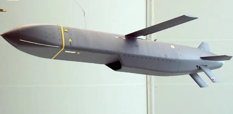 Росіяни бідкаються, що українські винищувачі атакують Крим ракетами