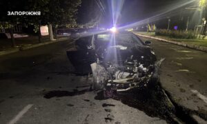 У Запоріжжі сталася подвійна ДТП, одна з автівок врізалася у будинок: двоє загиблих, четверо людей отримали травми, — ФОТО