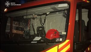 Рятувальники потрапили під обстріл в Запоріжжі: є постраждалий, пошкоджена техніка, — ФОТО