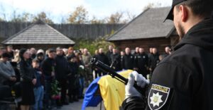У Запоріжжі провели в останню путь сержанта поліції Сергія Ярмонова, який виконував завдання на передовій (ФОТО, ВІДЕО)