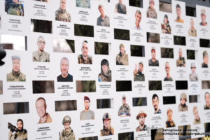Ще чотири нових стенди з портретами загиблих захисників відкрили на Алеї пам’яті в центрі Запоріжжя (ФОТО)