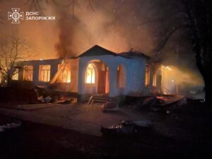 Будівля вигоріла вщент внаслідок російського удару по Запорізькому району (ФОТО)