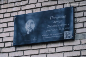 На фасаді будинку в Запоріжжі встановили меморіальну табличку загиблому бойовому медику (ФОТО)