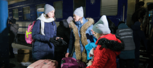 Евакуювали 74 мешканців Кушугумської громади: з запорізьких небезпечних зон до Закарпатської області вивозять сім'ї з дітьми (ФОТО, ВІДЕО)