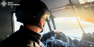 Приймали рішення під звуки обстрілів: з прифронтового населеного пункту Запорізької області евакуювали ще одну родину (ВІДЕО)