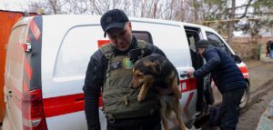 «За 200 метрів від нашого дому прилетів КАБ»: з трьох прифронтових населених пунктів Запорізької області евакуювали ще 12 людей, — ФОТО, ВІДЕО