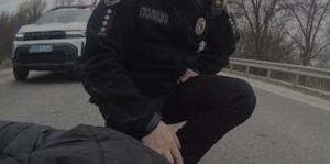 У Запорізькій області поліцейські офіцери громади врятували двох людей під загрозою ворожих FPV-дронів (ВІДЕО)