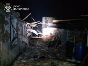 Через ворожі обстріли палали житлові будинки в Запорізькому районі (ФОТО)