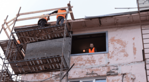 Планують завершити до кінця року: у центрі Запоріжжя відновлюють багатоповерхівку, пошкоджену російським ударом (ФОТО, ВІДЕО)