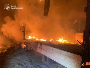 Горіла адмінбудівля, вантажівка та газова труба через ворожі удари по Запорізькому районі (ФОТО)