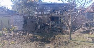Воронка та засмічення території: екологи розповіли про наслідки вчорашнього удару по Шевченківському району Запоріжжя (ФОТО)