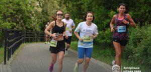 «Біжу за мову»: мешканці Запоріжжя приєдналися до щорічного забігу (ФОТО)