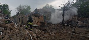 Будинки, склад, виробнича будівля та авто: через російські удари у кількох населених пунктах сталися пожежі, — ФОТО