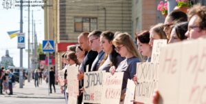 «Зупинись. Вшануй»: у Запоріжжі молодь долучилася до загальнонаціональної хвилини мовчання (ФОТО, ВІДЕО)