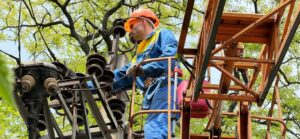 Міни-пелюстки, всюдихід та військовий супровід: як сьогодні повертали світло у прифронтові зони Запорізької області