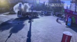 Поранені троє людей: росіяни атакували FPV-дроном пасажирський автобус у Запоріжжі, — ВІДЕО