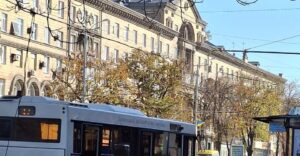 Ворог вдарив по зупинці у Запоріжжі: поранені люди (ФОТО, ВІДЕО)