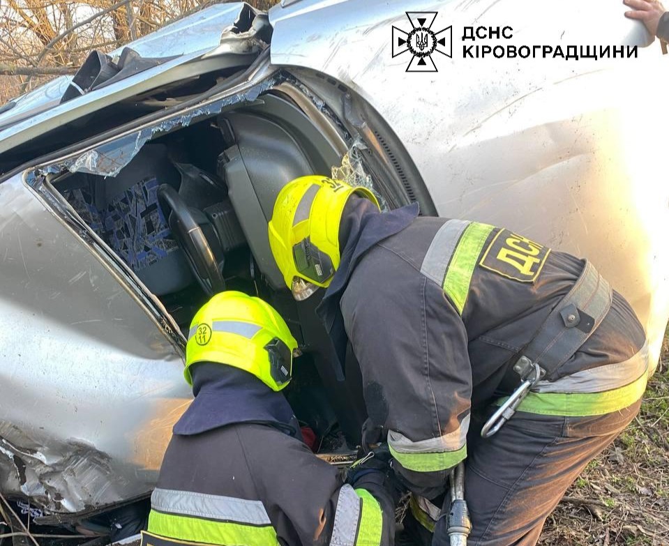 На Кіровоградщині внаслідок ДТП в авто заблокувало чоловіка