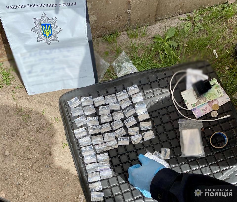 На Кіровоградщині затримали жителя іншої області, який робив великі закладки наркотиків. ФОТО