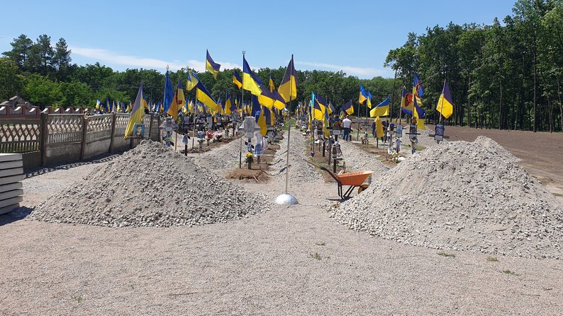У Кропивницькому триває реконструкція Алеї воїнських поховань. Що непокоїть рідних загиблих?