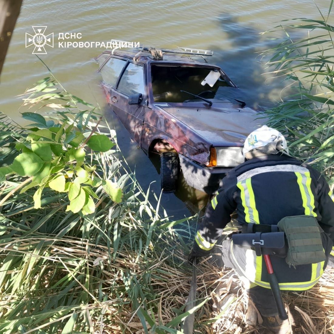 На Кіровоградщині зі ставка дістали авто з двома загиблими чоловіками. ФОТО