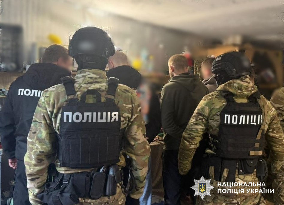 На Кіровоградщині викрили групу, що виготовляла й продавала фальшиві документи. ФОТО