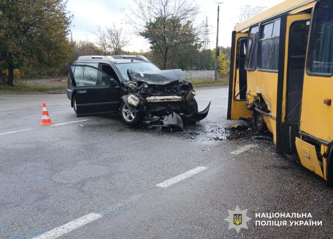 Семеро людей травмувалися під час зіткнення автобуса й позашляховика на Кіровоградщині. ФОТО