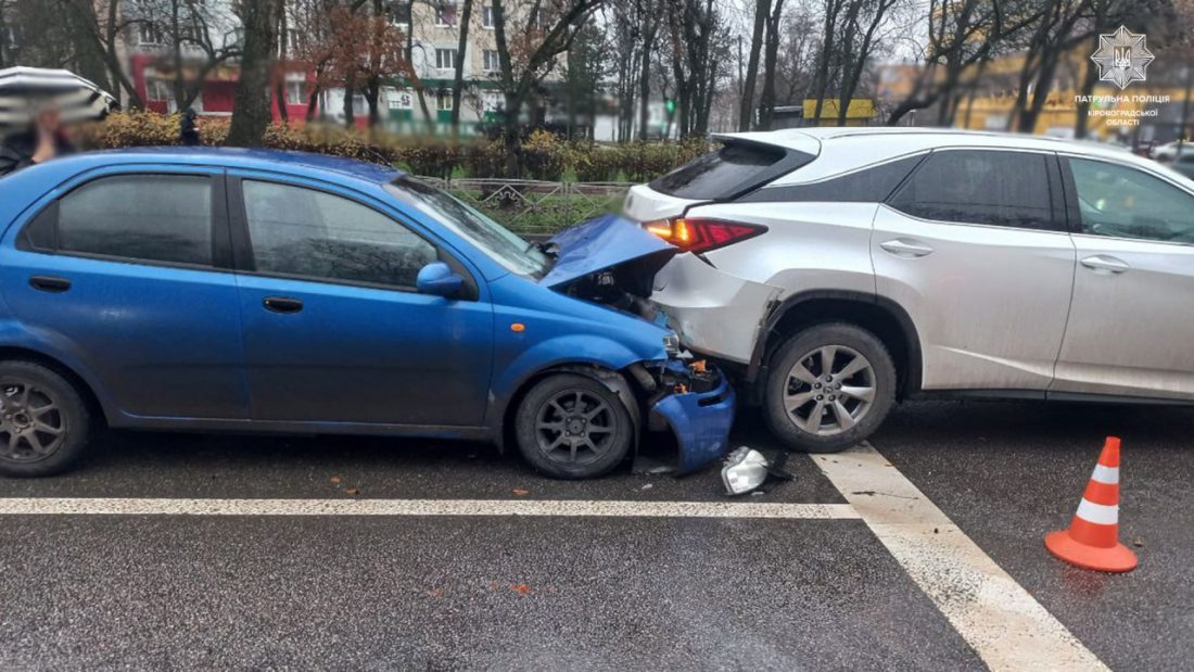 У Кропивницькому водій Chevrolet Aveo під дією наркотиків в’їхав у Lexus. ФОТО
