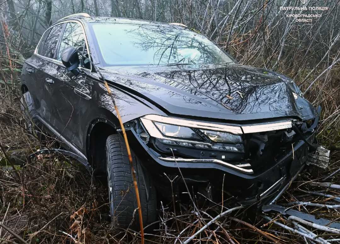 Поблизу Кропивницького водій Volkswagen, не впоравшись із керуванням, влетів у дерево