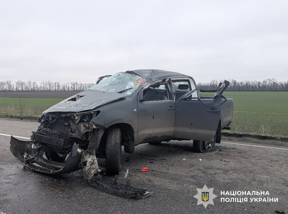 На Кіровоградщині перекинулося авто, двоє людей отримали травми. ФОТО