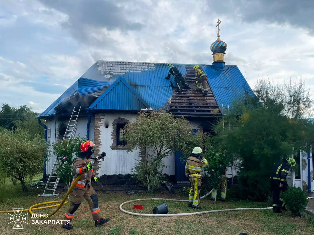 Вогонь охопив монастирський скит на Тячівщині