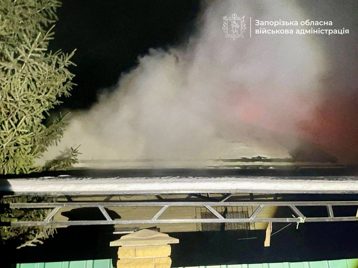 Россияне второй раз за ночь атаковали Запорожье: в городе повреждены частные дома (фото)