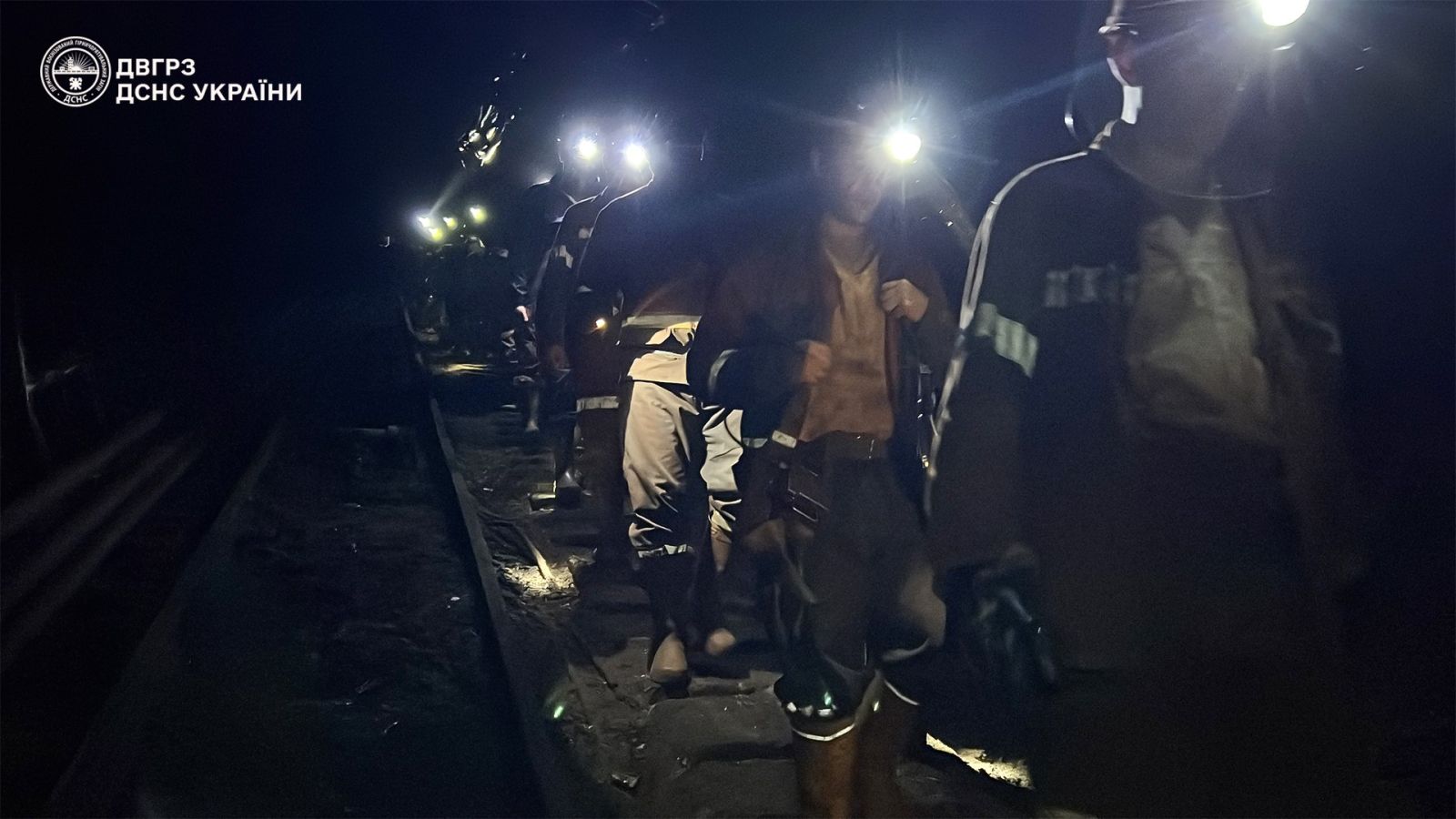 В Кривом Роге шахтеры, заблокированные под землей из-за отключения электроэнергии после ударов РФ, преодолели 7 км по туннелям. ФОТО