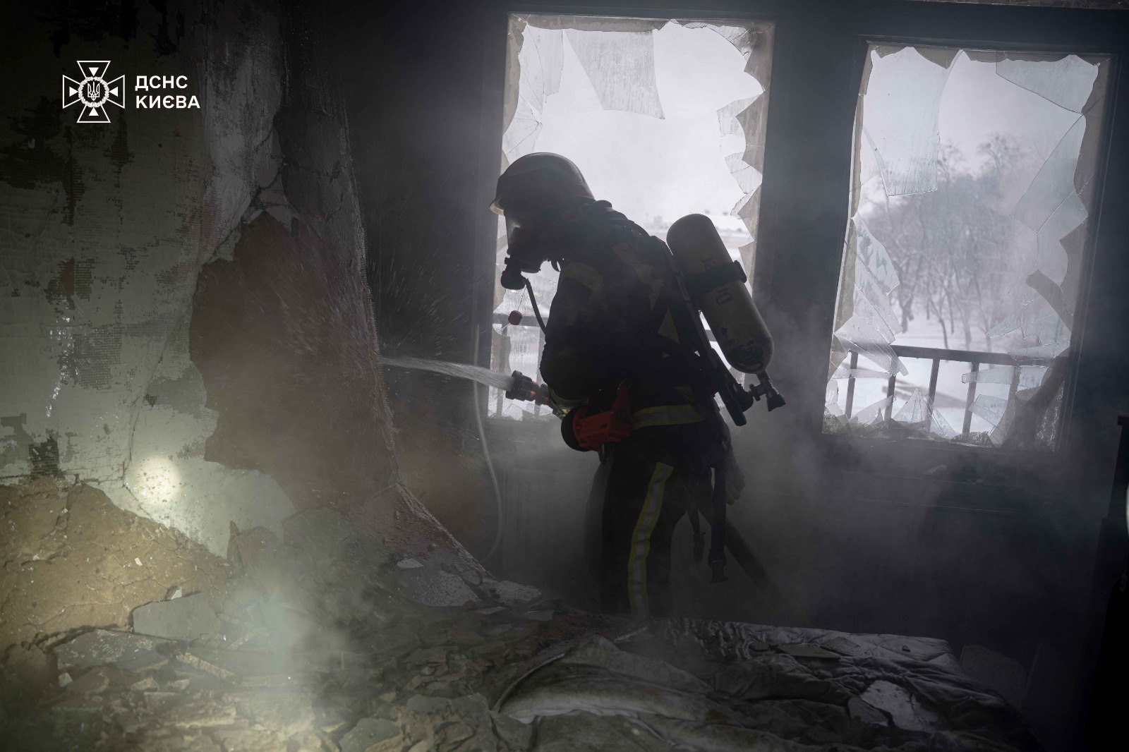 Пожар в отеле на Крещатике в Киеве: спасатели оперативно эвакуировали людей. ФОТО