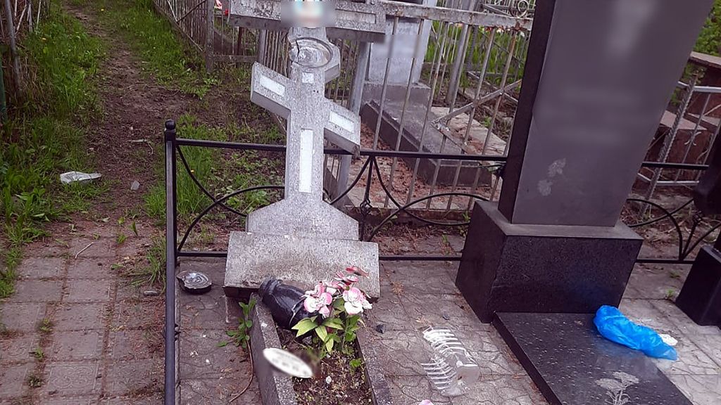 На Полтавщині поліція затримала чоловіка, який пошкодив могили на кладовищі