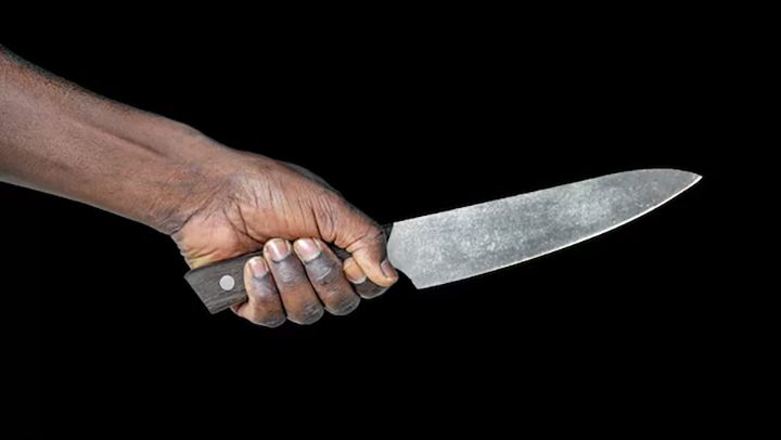 Поліція Полтави затримала чоловіка, який з ножем в руках чіплявся до людей