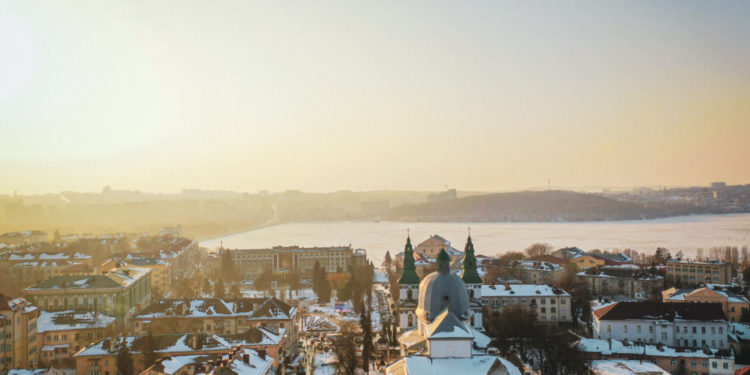 У центрі Тернополя брила льоду розбила авто (Відео)
