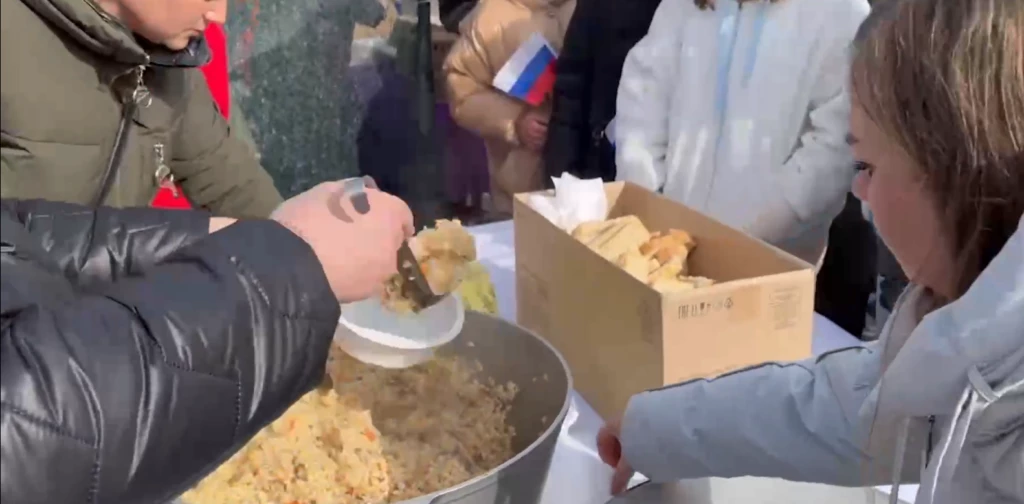 Жителів лівобережжя Херсонщини заманюють на російські вибори безкоштовною їжею та “патріотичними” концертами