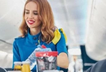 Колишня стюардеса розповіла, що не можна робити у літаку