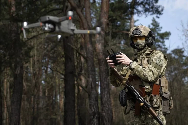 Оператори дронів знищили російський трал на ТОТ Херсонщини (відео)