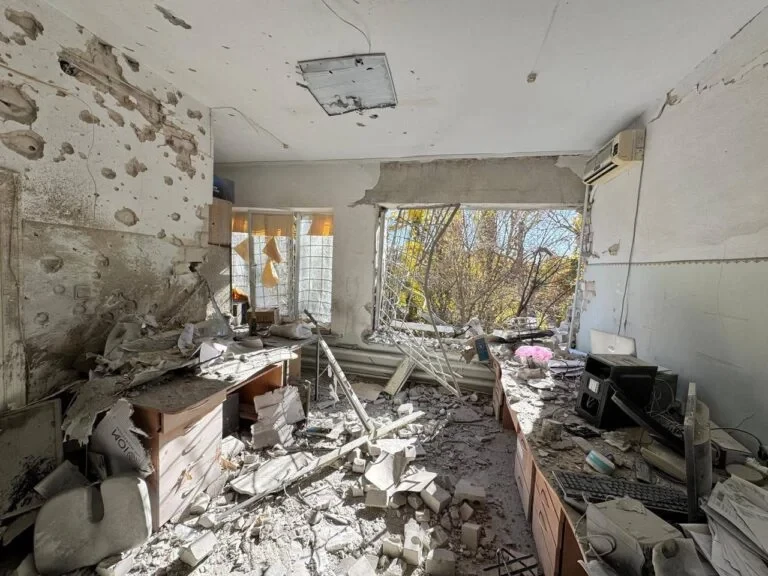 Росіяни атакували лікарню у Дніпровському районі, є поранені