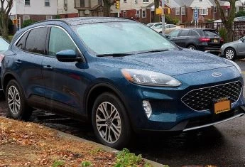 Українці масово купують вживані авто зі США: названо найпопулярнішу модель і ціни