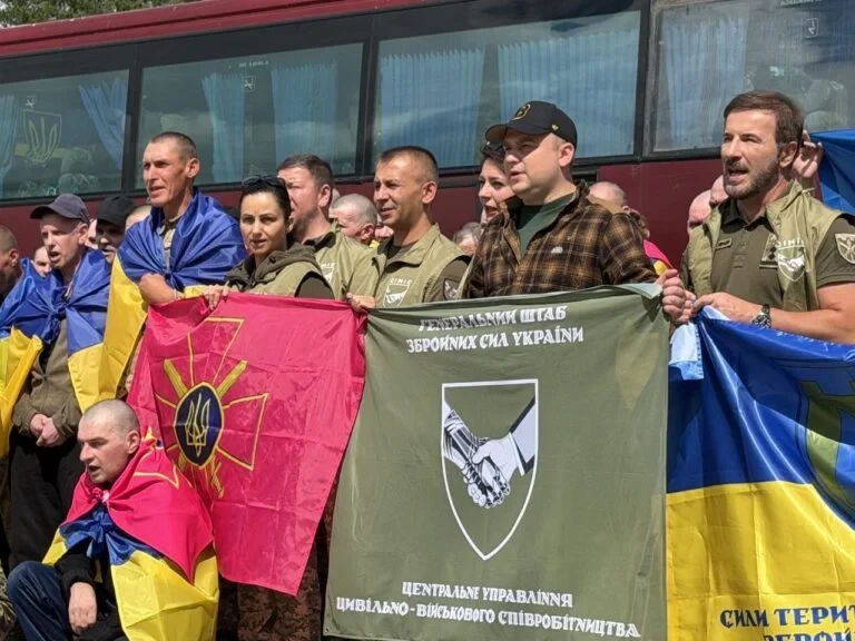 Додому повернулися 103 захисники: серед звільнених з полону є воїни з Херсонського напрямку