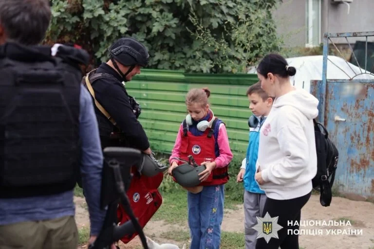 З передмістя Херсона евакуювали матір із двома дітьми