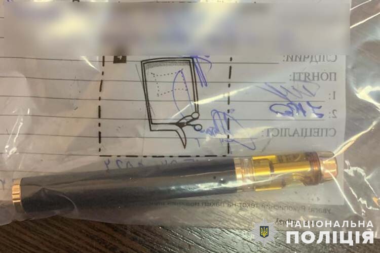Тернополянина підозрюють у продажу наркотиків, замаскованих у пристрої для куріння