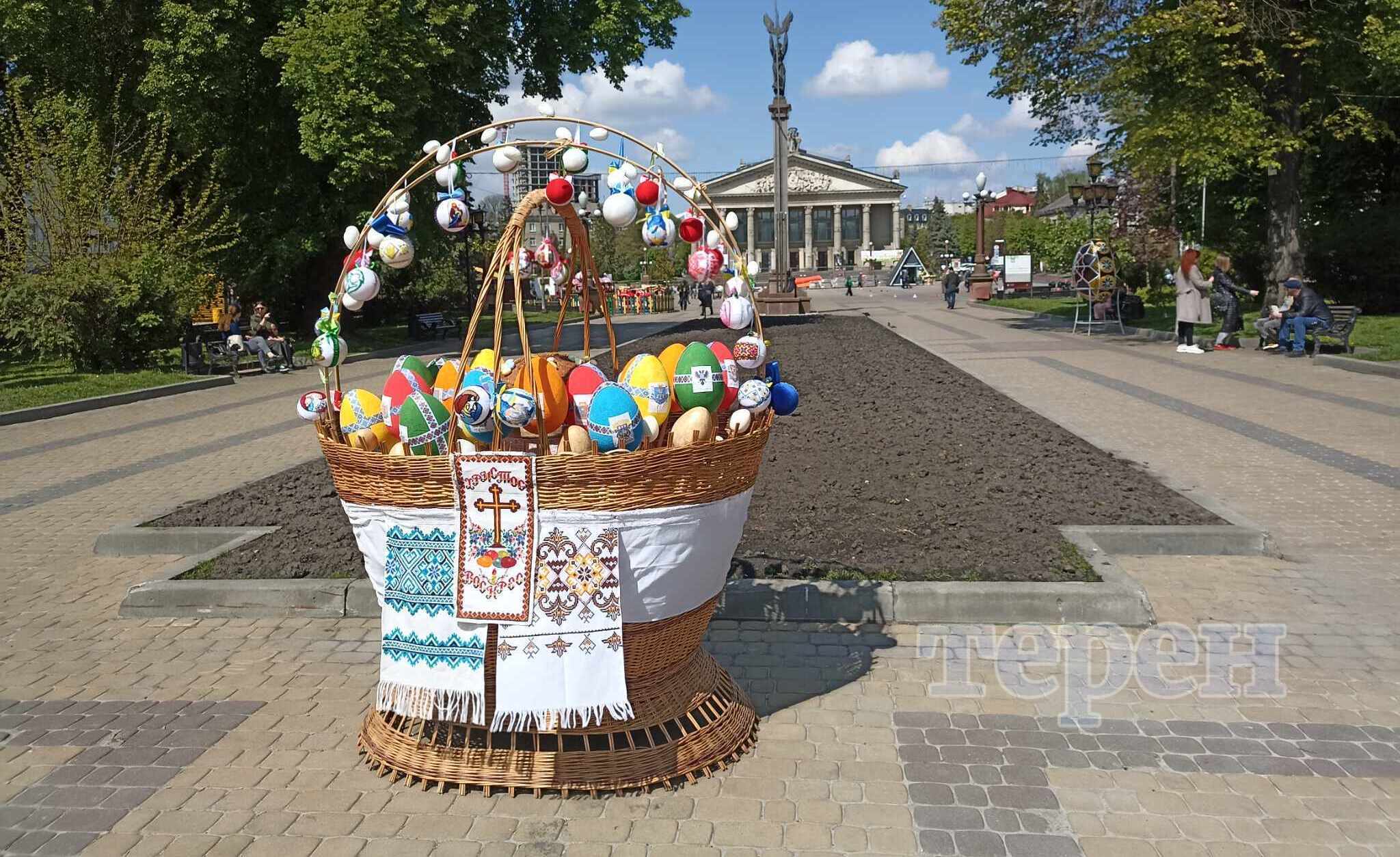 Центр Тернополя прикрасили велетенськими кошиками і писанками (фото, відео)