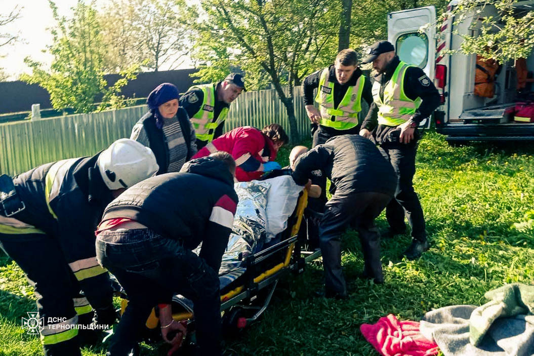На Тернопільщині рятували жінку, яка впала у колодязь (фото)