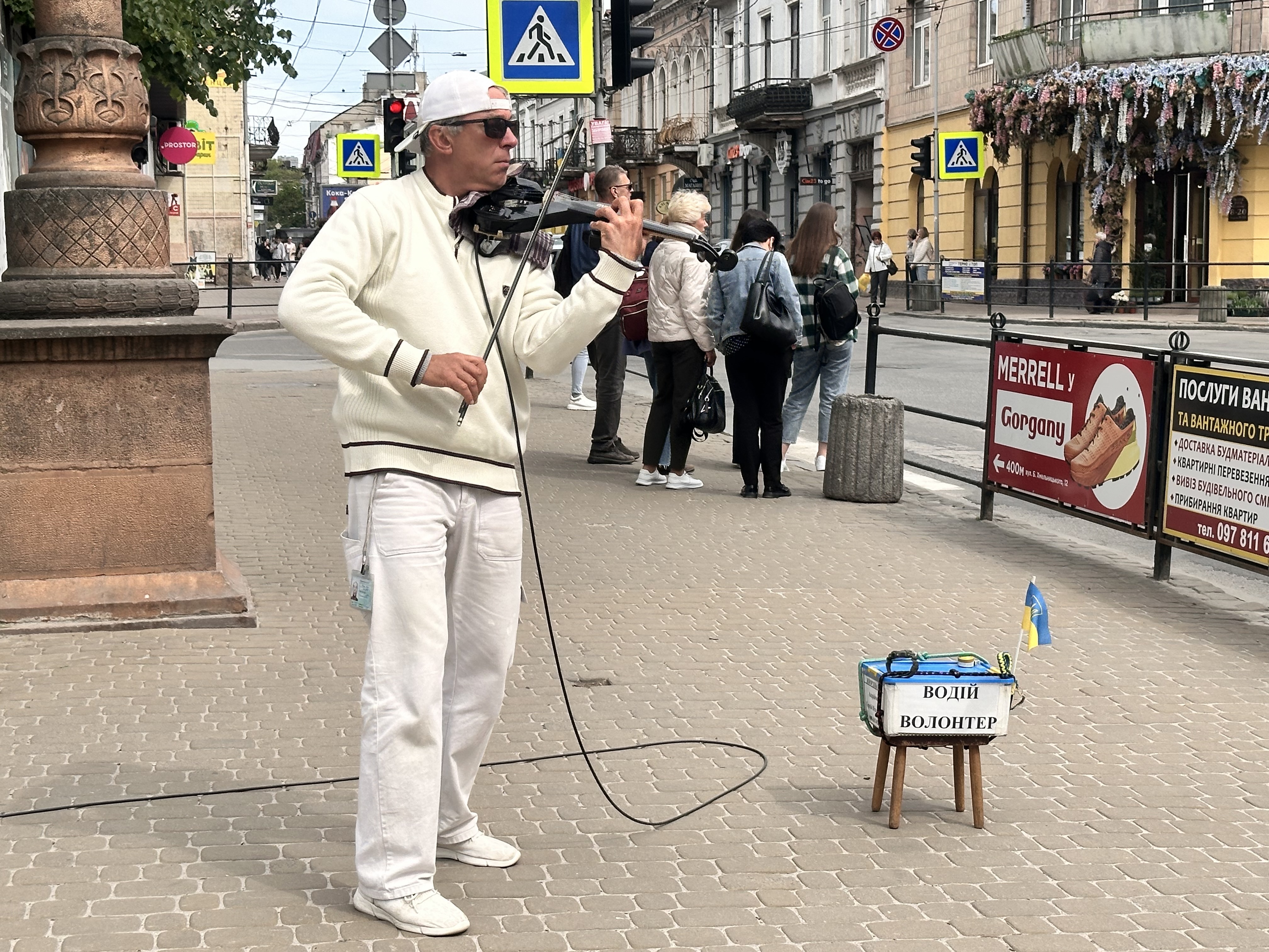Скрипаль на вулицях Тернополя збирає кошти на ЗСУ (фотофакт, відео)