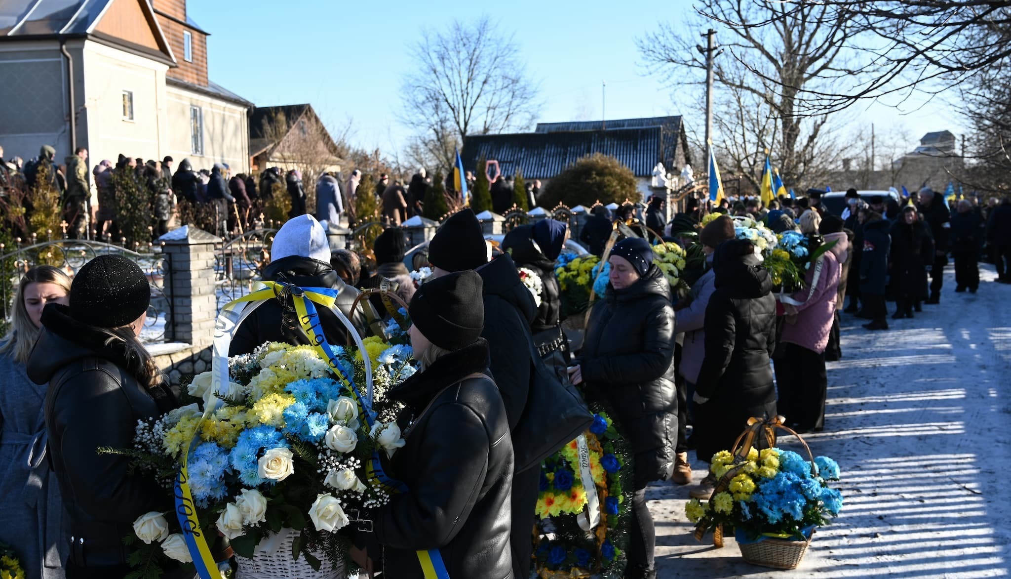 «Вулиці потонули у морі квітів»: на Тернопільщині поховали 36-річного Героя (фото)