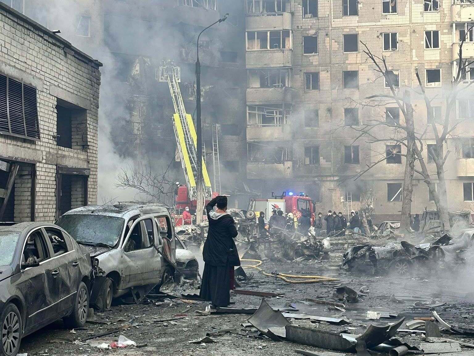 У Тернополі священники прийшли на місце трагедії помолитися за загиблими від обстрілів (фото, відео)